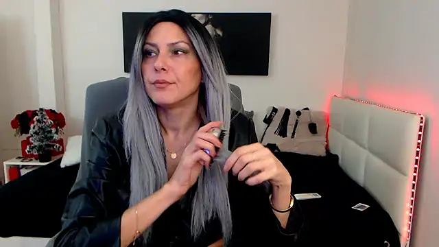Snapshot of EvelynQueenn chatting on December 23, 6:11 am EvelynQueenn online show from December 23, 6:11 am