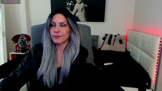 Snapshot of EvelynQueenn chatting on December 23, 12:19 pm EvelynQueenn online show from December 23, 12:19 pm