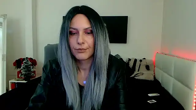 Snapshot of EvelynQueenn chatting on January 6, 6:03 am EvelynQueenn online show from January 6, 6:03 am