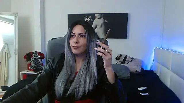 Snapshot of EvelynQueenn chatting on January 9, 5:44 am EvelynQueenn online show from January 9, 5:44 am