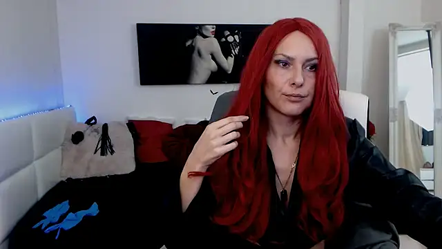 Snapshot of EvelynQueenn chatting on January 13, 6:06 am EvelynQueenn online show from January 13, 6:06 am