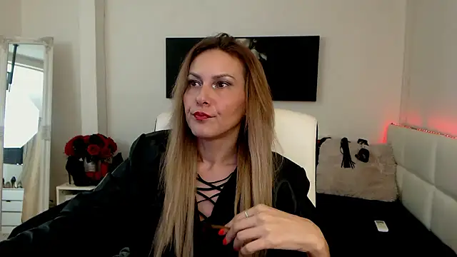 Snapshot of EvelynQueenn chatting on January 18, 7:49 am EvelynQueenn online show from January 18, 7:49 am