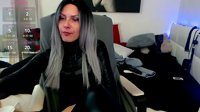 Snapshot of EvelynQueenn chatting on January 30, 12:06 pm EvelynQueenn online show from January 30, 12:06 pm
