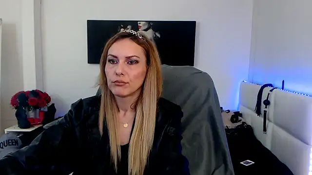 Snapshot of EvelynQueenn chatting on February 2, 6:15 am EvelynQueenn online show from February 2, 6:15 am
