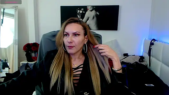 Snapshot of EvelynQueenn chatting on February 3, 10:36 am EvelynQueenn online show from February 3, 10:36 am