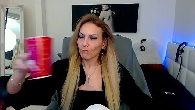 Snapshot of EvelynQueenn chatting on February 7, 5:10 am EvelynQueenn online show from February 7, 5:10 am