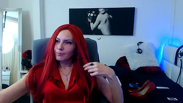 Snapshot of EvelynQueenn chatting on February 10, 6:20 am EvelynQueenn online show from February 10, 6:20 am