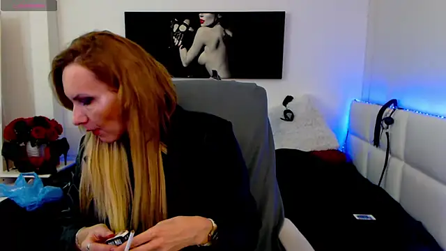 Snapshot of EvelynQueenn chatting on February 13, 10:34 am EvelynQueenn online show from February 13, 10:34 am