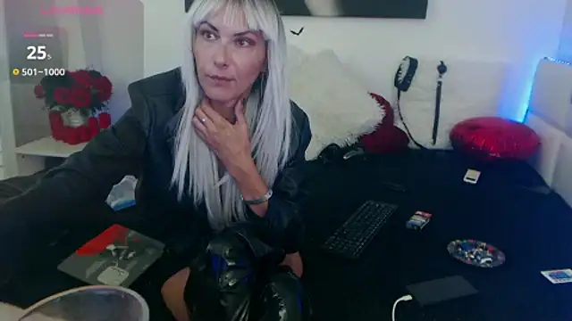 Snapshot of EvelynQueenn chatting on September 10, 4:45 am EvelynQueenn online show from September 10, 4:45 am