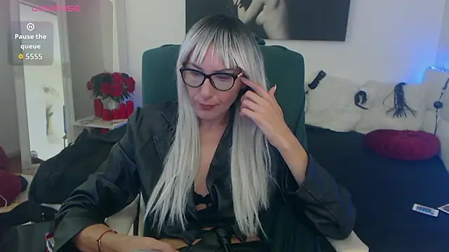 Snapshot of EvelynQueenn chatting on October 7, 5:37 am EvelynQueenn online show from October 7, 5:37 am