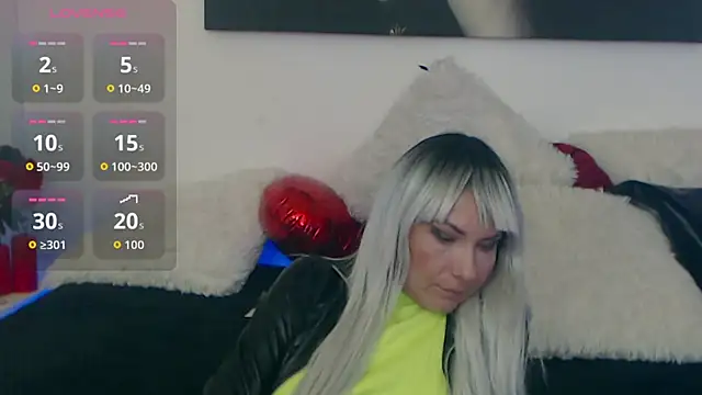 Snapshot of EvelynQueenn chatting on October 16, 8:15 am EvelynQueenn online show from October 16, 8:15 am