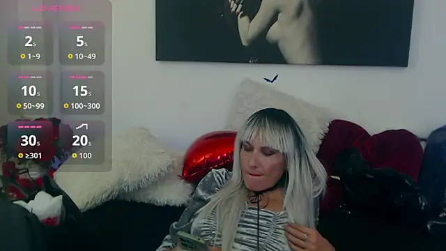 Snapshot of EvelynQueenn chatting on October 17, 6:49 am EvelynQueenn online show from October 17, 6:49 am