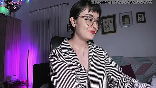 Snapshot of Conlosmichis chatting on February 19, 2:33 am Conlosmichis online show from February 19, 2:33 am