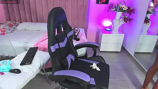 Snapshot of RolyLoren chatting on December 1, 6:08 pm RolyLoren online show from December 1, 6:08 pm