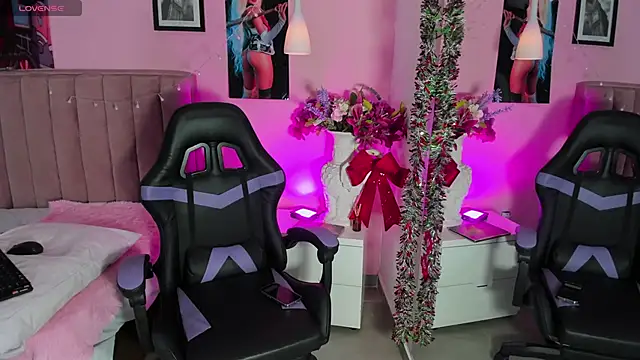 Snapshot of RolyLoren chatting on December 20, 11:32 am RolyLoren online show from December 20, 11:32 am