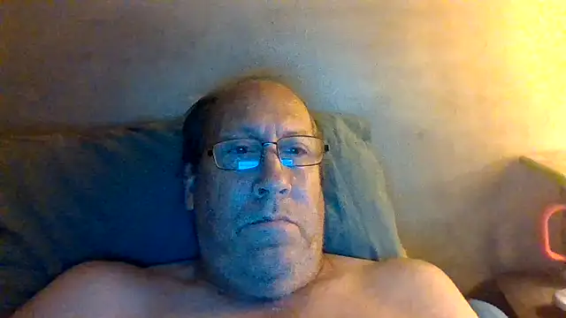 Snapshot of hornyrich69 chatting on April 28, 4:28 am hornyrich69 online show from April 28, 4:28 am