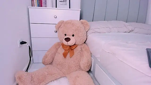 Snapshot of DannaHyde chatting on February 6, 11:15 pm DannaHyde online show from February 6, 11:15 pm