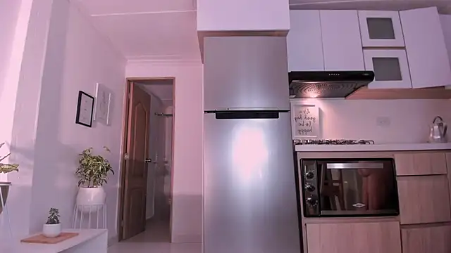 Snapshot of DannaHyde chatting on February 11, 2:25 am DannaHyde online show from February 11, 2:25 am