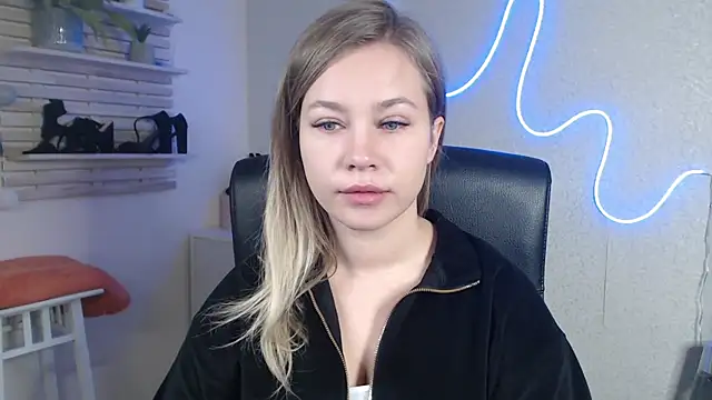 holly xglam online show from December 16, 6:53 am