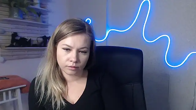 holly xglam online show from December 19, 6:34 am