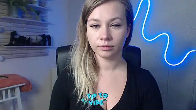 holly xglam online show from December 19, 9:40 am