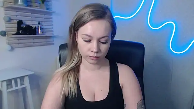 holly xglam online show from January 9, 6:06 am