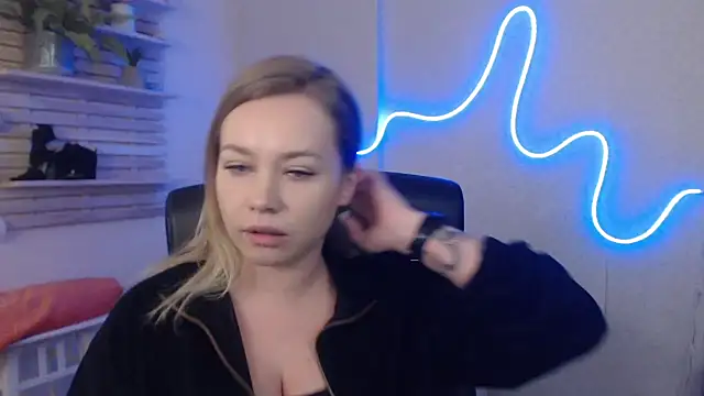 holly xglam online show from January 17, 9:39 am