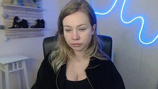 holly xglam online show from February 5, 6:13 am