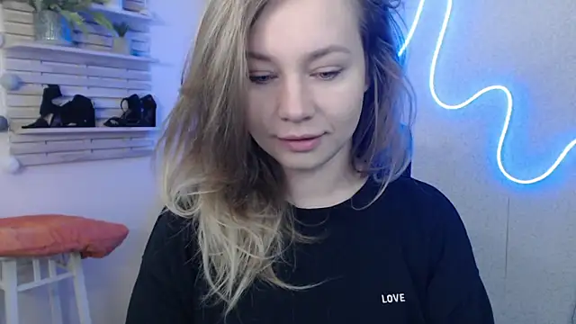 holly xglam online show from February 6, 1:16 am