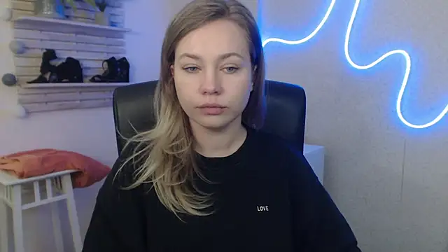 holly xglam online show from February 6, 4:42 am