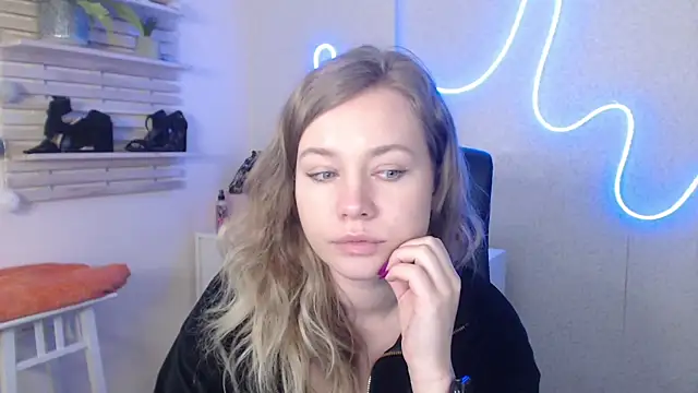 holly xglam online show from February 7, 7:29 am