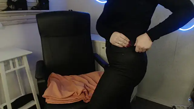 holly xglam online show from February 10, 4:41 am