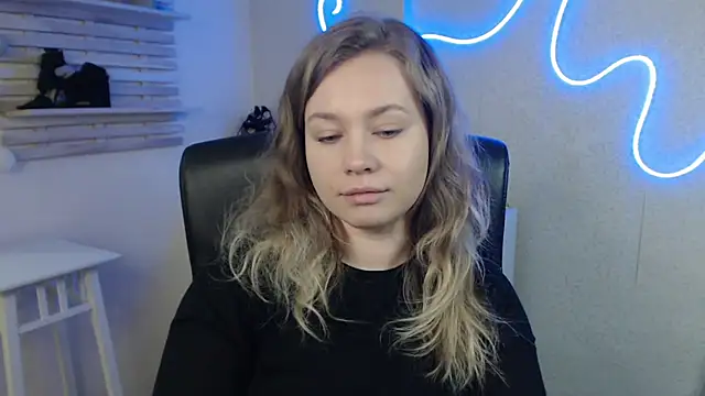 holly xglam online show from February 11, 7:33 am