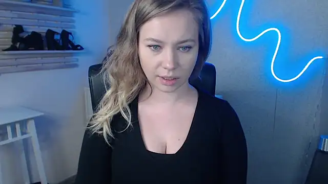 holly xglam online show from February 19, 7:28 am