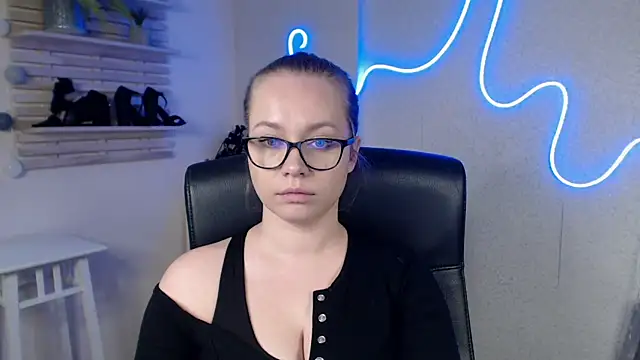 holly xglam online show from February 20, 6:28 am