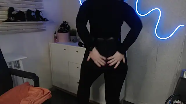 holly xglam online show from February 24, 6:27 am