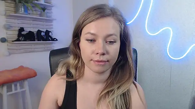 holly xglam online show from February 26, 6:37 am