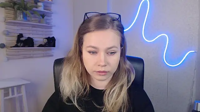 holly xglam online show from March 10, 12:18 am