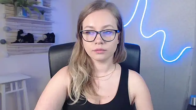 holly xglam online show from March 10, 3:23 am