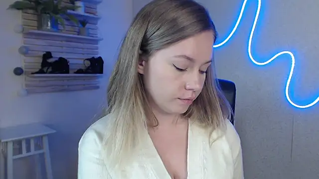 holly xglam online show from March 12, 3:24 am