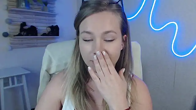 holly xglam online show from March 12, 6:29 am