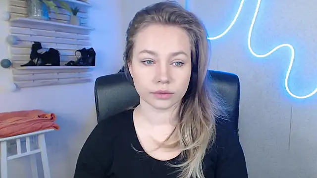 holly xglam online show from March 17, 2:19 am