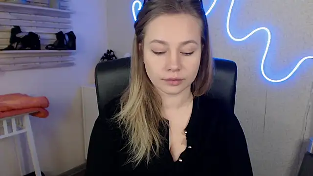 holly xglam online show from March 19, 12:04 am