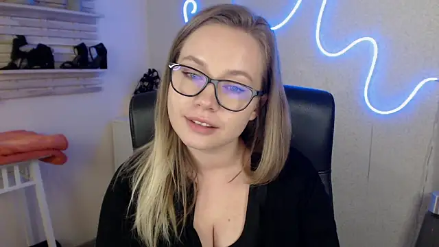 holly xglam online show from March 19, 6:24 am