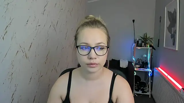 holly xglam online show from September 10, 4:51 pm