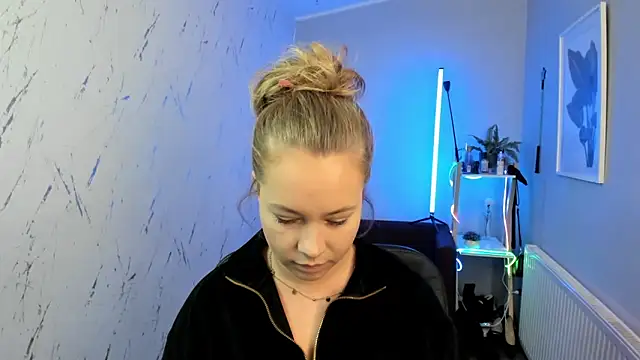 holly xglam online show from October 1, 5:08 pm