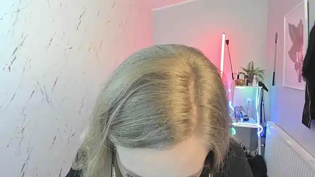 holly xglam online show from October 8, 5:10 pm