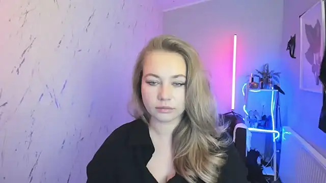 holly xglam online show from October 17, 6:10 pm