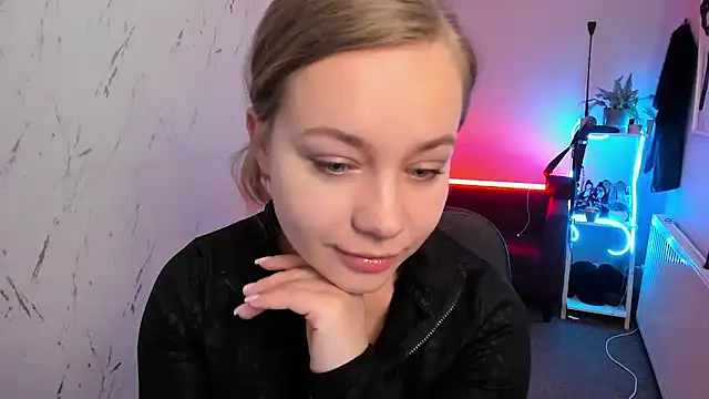 holly xglam online show from February 26, 7:57 pm