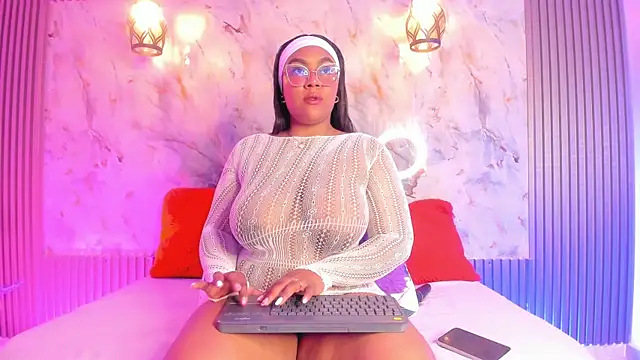 Snapshot of Esmeralda_Duarte chatting on January 8, 9:10 am Esmeralda Duarte online show from January 8, 9:10 am